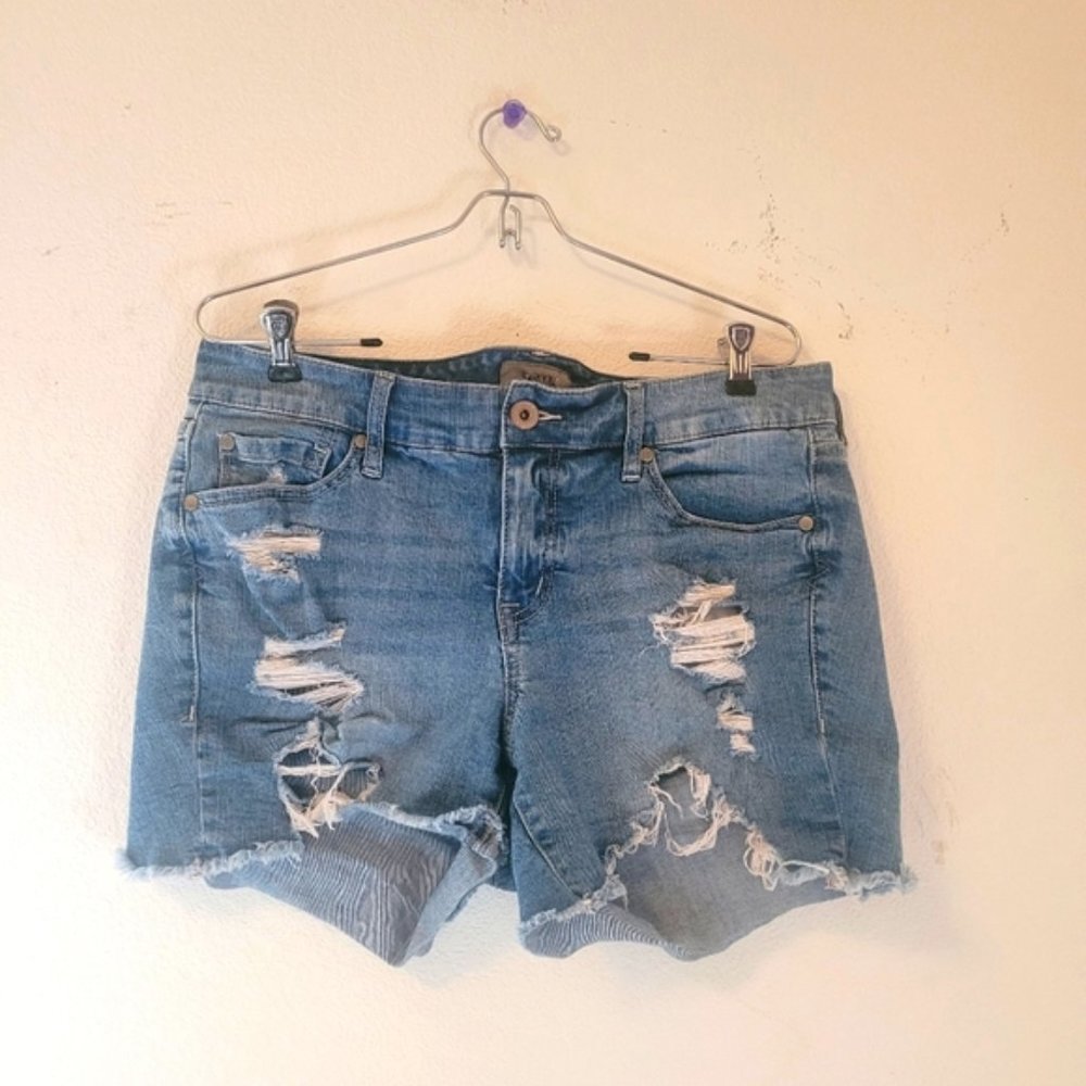 Torrid feel the fit distressed shortpants